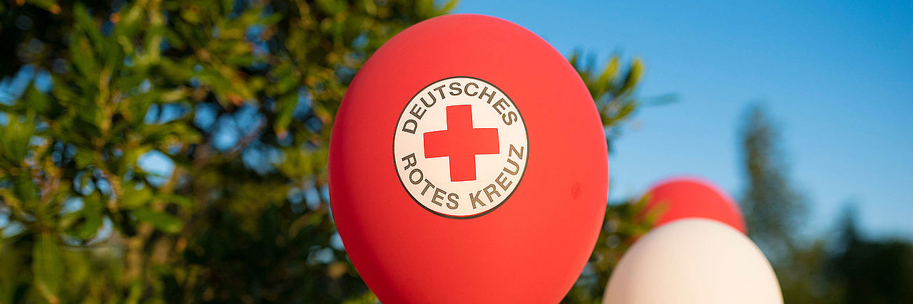 Luftballon mit DRK-Logo