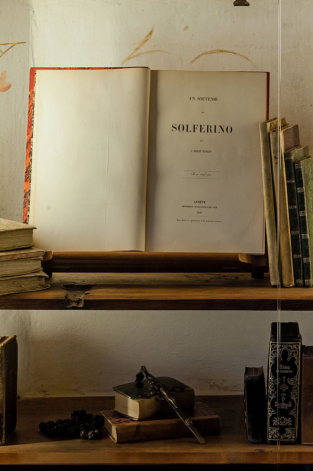 Stadt Castiglione delle Stiviere in der Region Lombardei / Norditalien: der Palazzo der Familie Pastorio. Hier logierte der Rotkreuzgründer Henry Dunant während der Schlacht von Solferino (24. Juni 1859). Ausstellung von Büchern, u.a. von Dunants Buch 'Eine Erinnerung an Solferino'