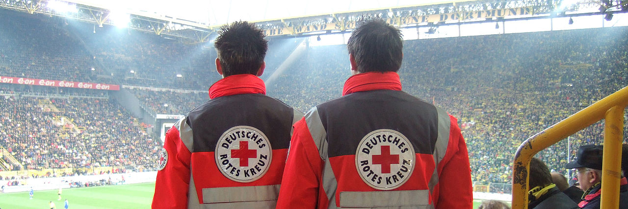 Rettungssanitäter des DRK in einem vollbesetzten Fussballstadion während eines Spiel der Weltmeisterschaft 2006